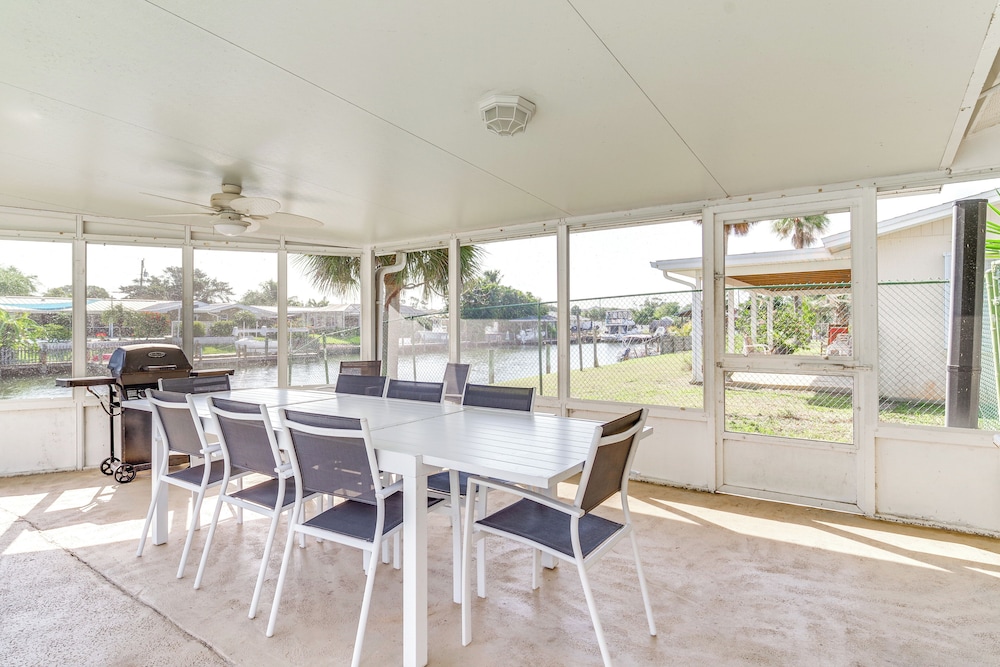 Centrally Located Cocoa Beach Haven: Walk to Shore