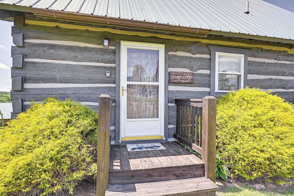 2 Mi to Mabry Mill: Mtn-view Cabin w/ Porch!