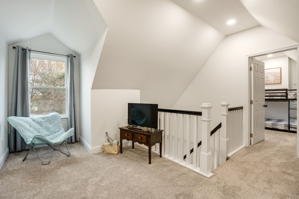 Family-friendly Hatfield Home: 3 Mi to Downtown! - Property Image 11