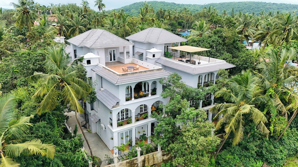 Esh Cottages Birch | Hillside 4-BHK Hideaway With Lush Garden, Common Pool, & Gaming Zone