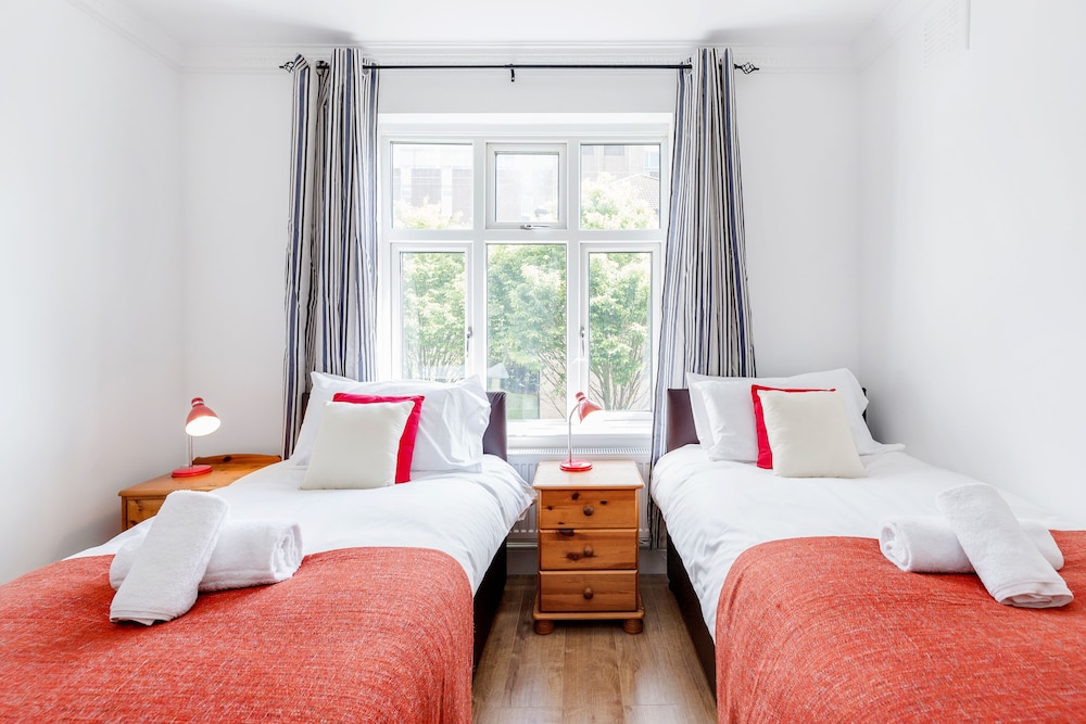 Charming 3-bed Apartment in Romford view 2