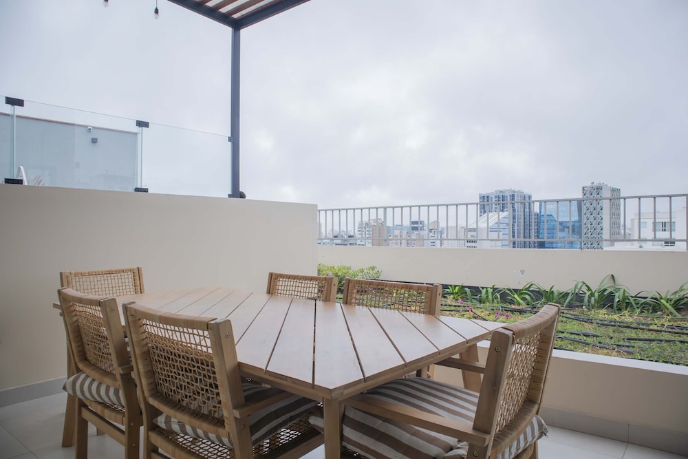 w Chic 1BR Apartment w Scenic Balcony in Central Miraflores