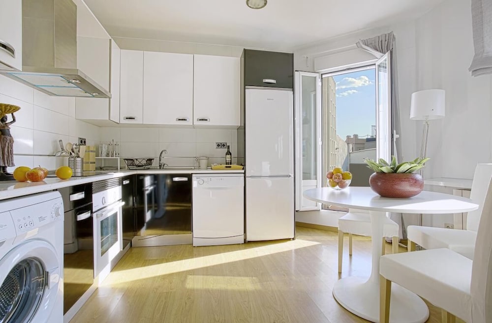 Beautifuly Decorated 2 Bd Apart With Private Terrace, Reina Sofia view 3