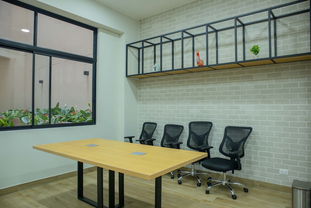 w Cozy 1BR w Balcony Near Kennedy Park