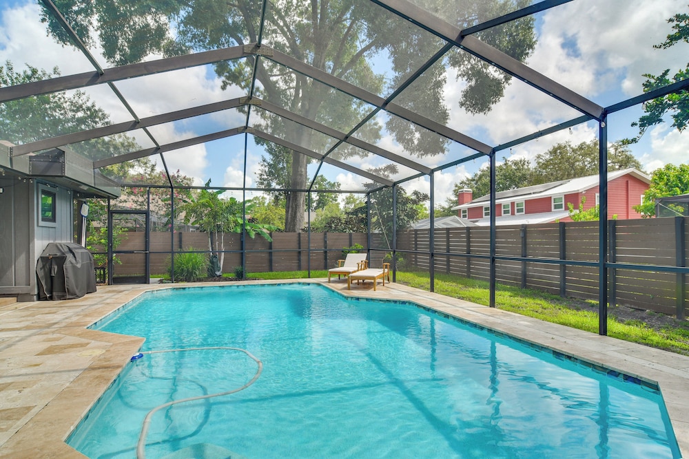 2 Blocks to Golf Course: Spacious Tampa Home!