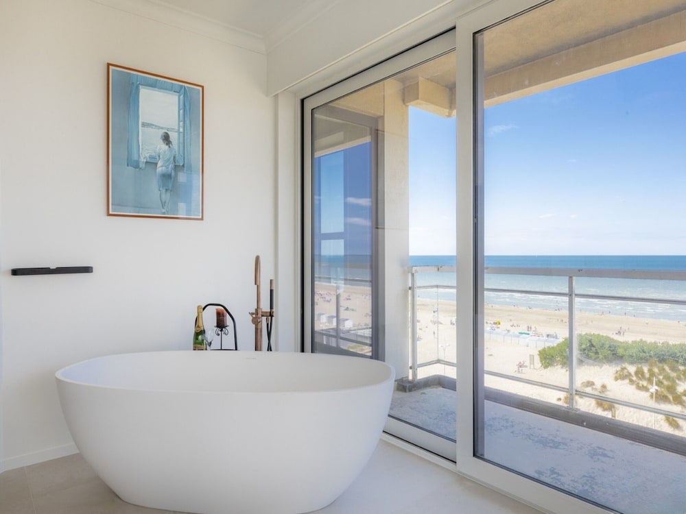 Apartment With Panoramic sea View in De Panne
