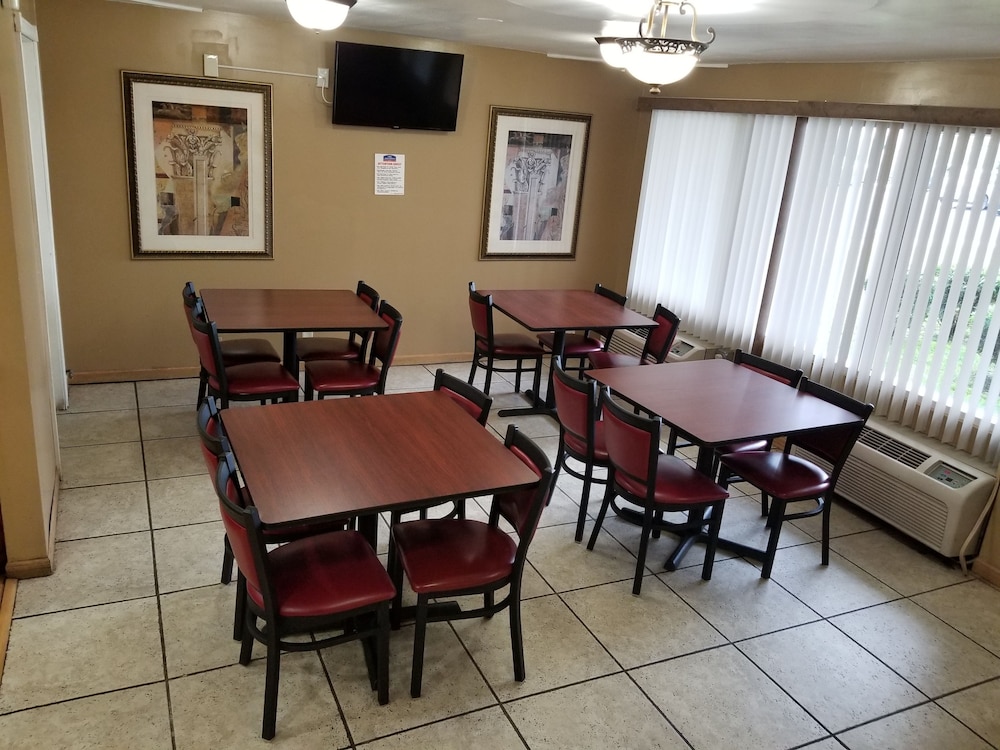 Lansing Vacations - Travelodge by Wyndham Lansing IL - Property Image 1
