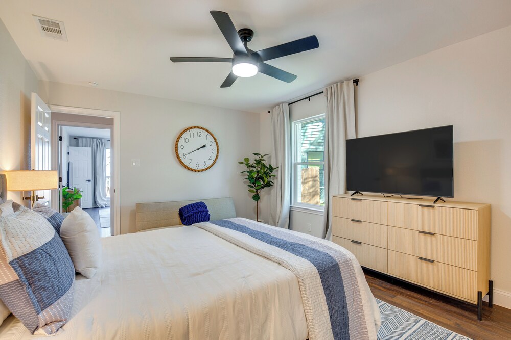 Dock & Fire Pit: Lakefront Gun Barrel City Getaway