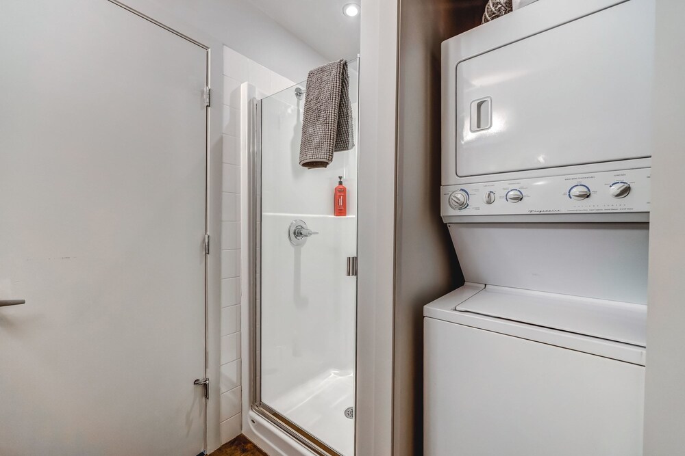 Luxury 2BR Condo - Downtown City Views