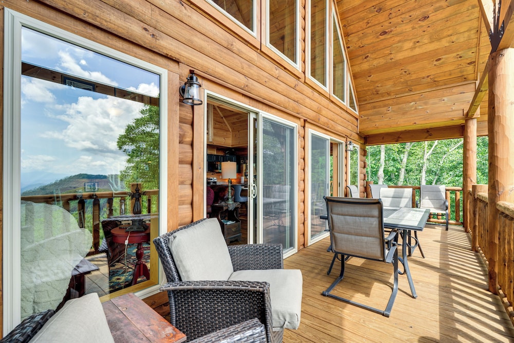 Hot Tub, Game Room & Views: Mars Hill Mtn Retreat!