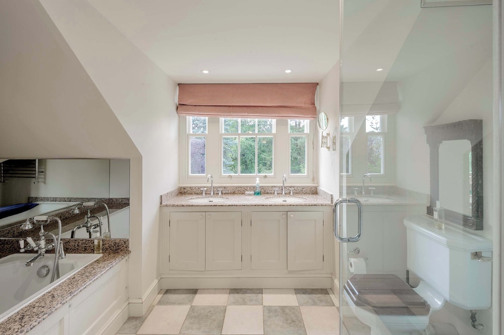 Beautiful Family Home w Garden Pool - Wimbledon
