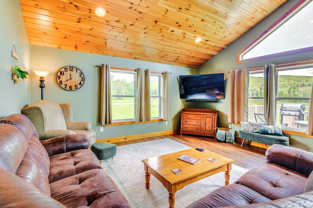 Mtn-view Home 6 Mi to Jay Peak Resort: Fish & Hike