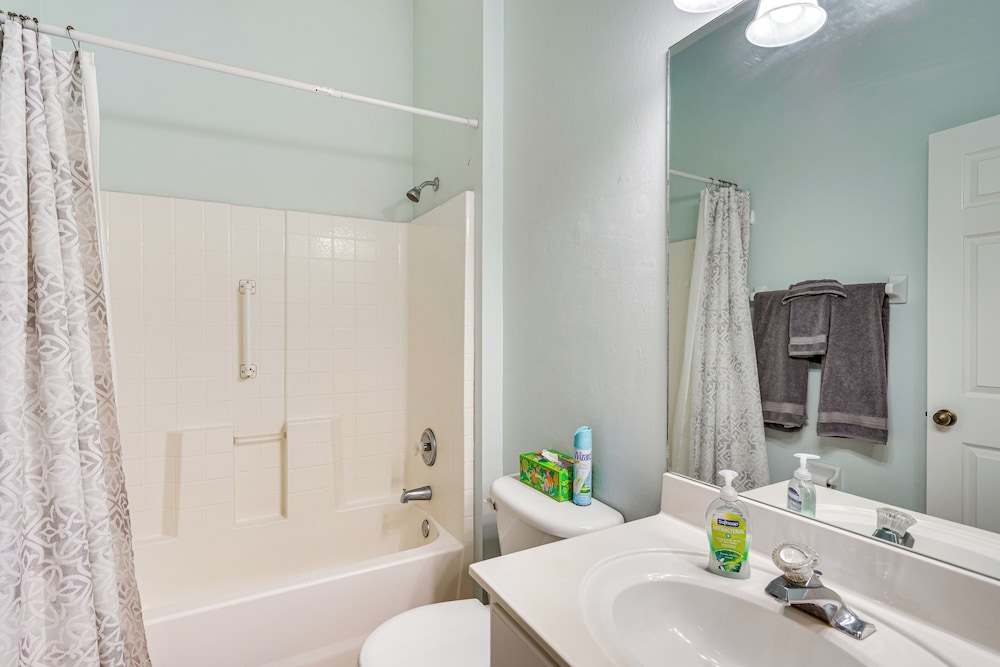 4 Mi to Beaches: Fort Myers Escape w/ Patio, photo 10