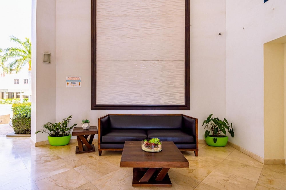 Beautiful 2BR Condo w Great Amenities Palmbeach