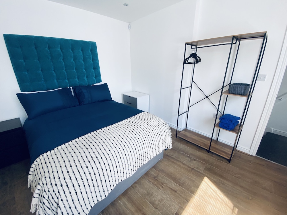 Inviting 5-bed House in Manchester view 5