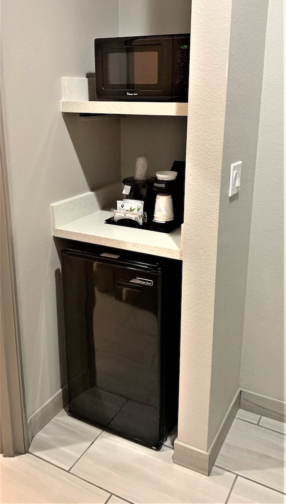 La Quinta Inn  Suites by Wyndham DFW West-Glade Parks - Property Image 19