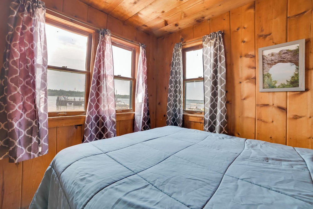 Cabin 8 on Lake Huron in Les Cheneaux Islands!