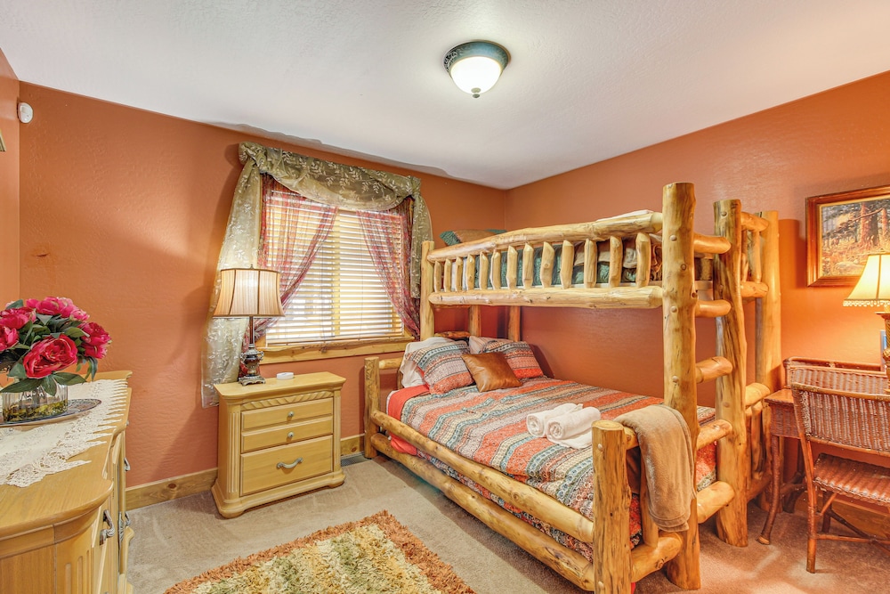 Family-friendly Cabin w/ Fire Pit in Forest Lakes
