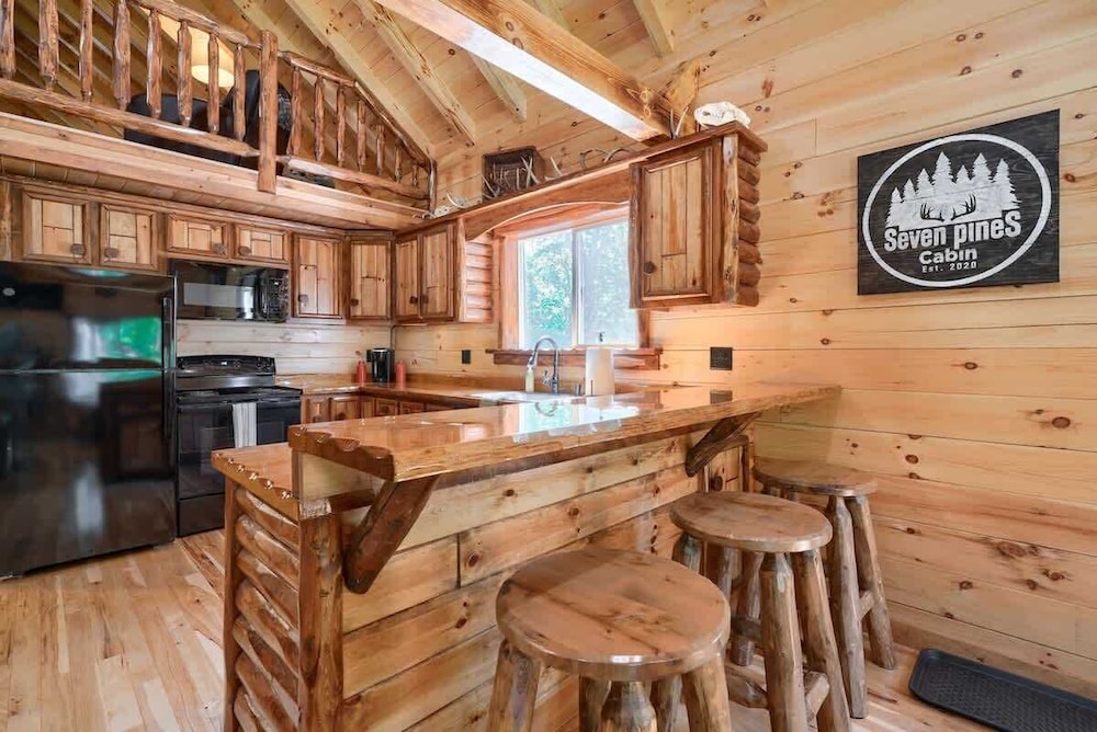 Seven Pines Cabin - Secluded in Hocking Hills