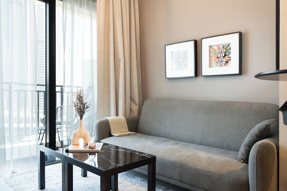 KeyRock Living - Elegant Lake View Apt