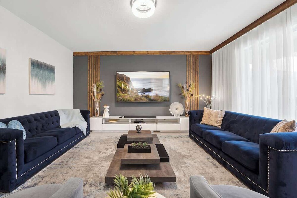 Sophisticated 6BR at Storey Lake