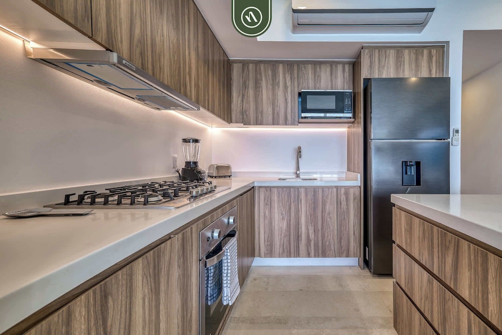 New Oceanfront 1 BR Condo - Gym - Beach - Pool