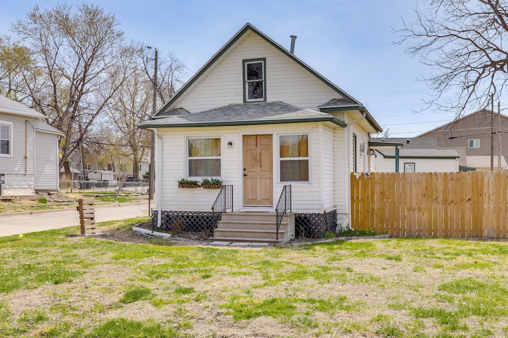 Walk to Memorial Stadium: Family Home w/ Patio