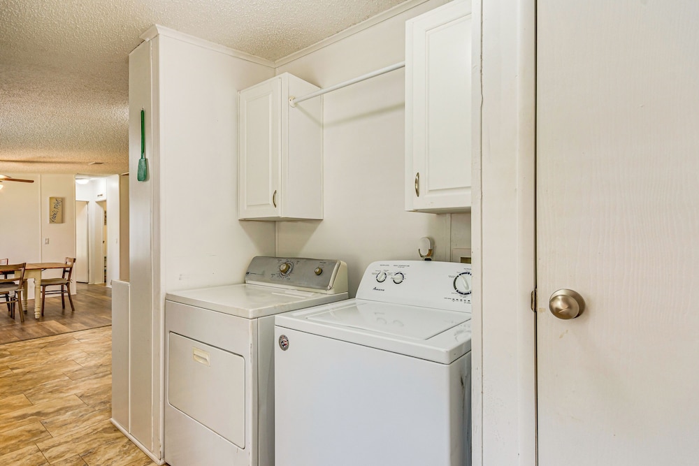 Home Near Navarre & Pensacola Beaches!