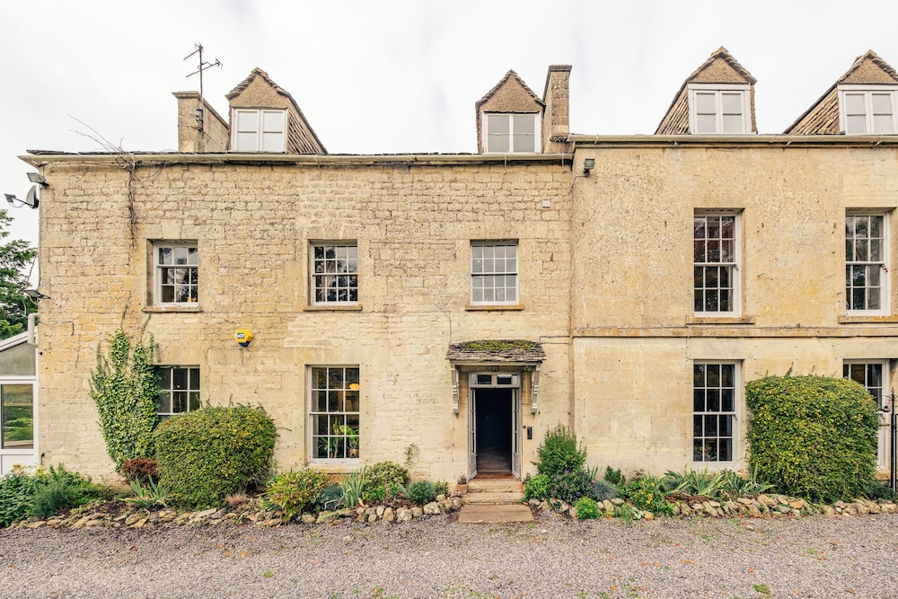 Stunning 8-Bedroom Home in Painswick