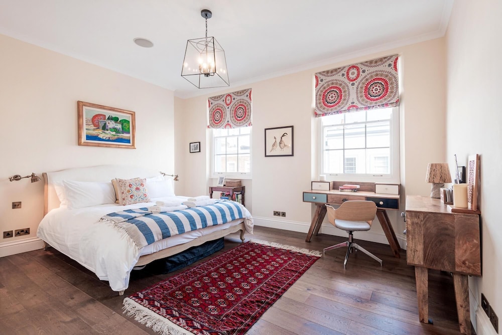 Charming Pimlico Home Close to the River Thames by Underthedoormat