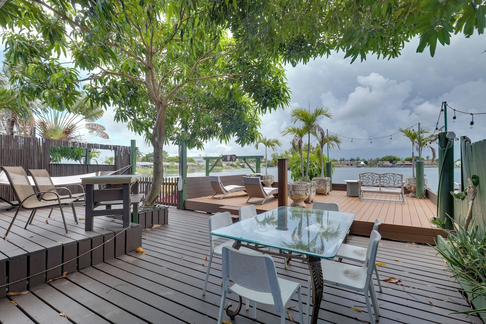 Lakefront Getaway w/ Dock Near Las Olas Beach