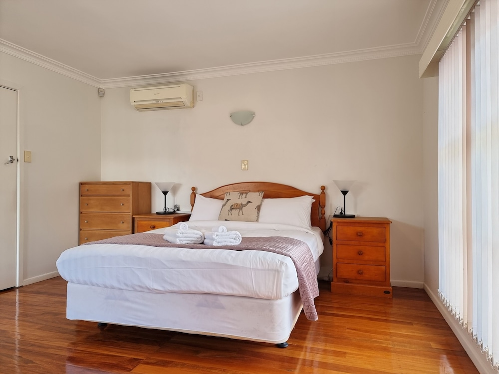 Cosy Unit by Airport - Heat Pump - WIFI view 4