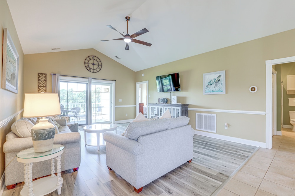 Golf Course View, Pool Access: Myrtle Beach Condo!
