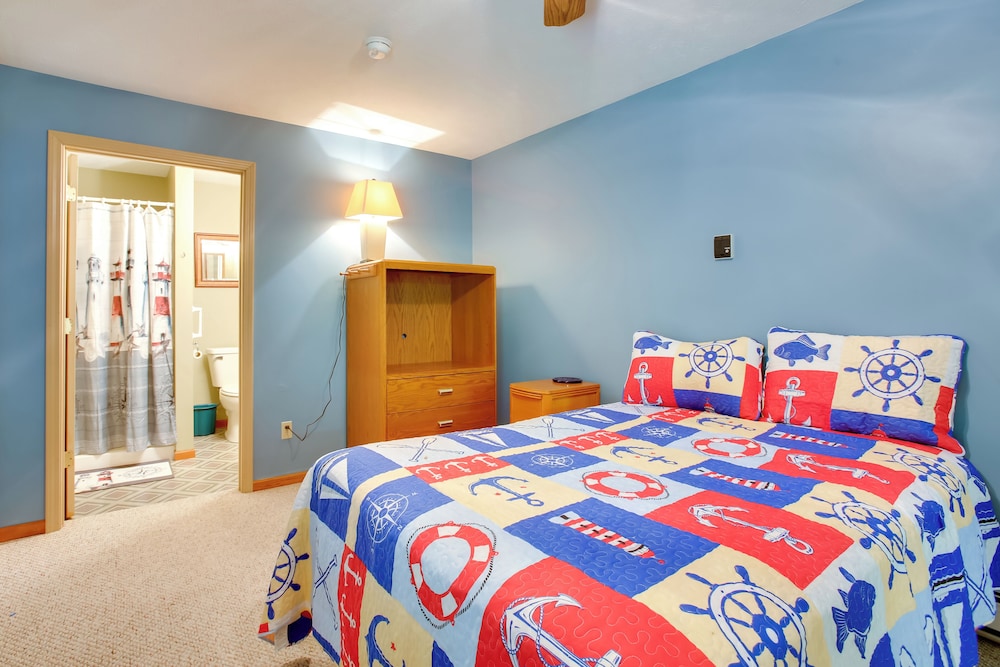 2 Mi to Lake Michigan Beaches: Frankfort Getaway!