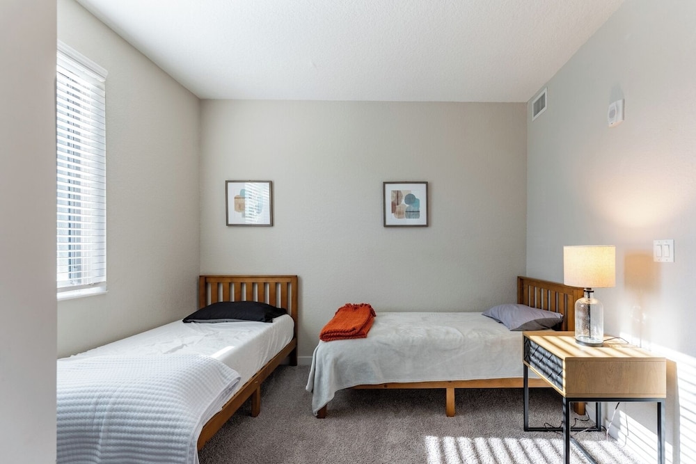 Daytona 2BR Getaway Parking Family & Pet-friendly