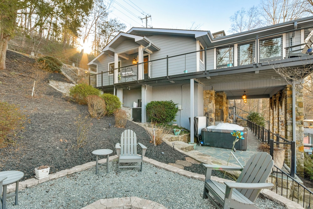 Hot Tub & Lakefront Deck: Cabin in Blue Ridge Mtns