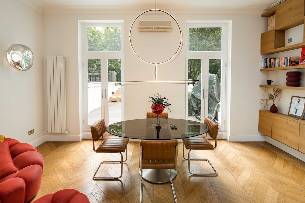 Luxury 2BD Apartment in Holland Park
