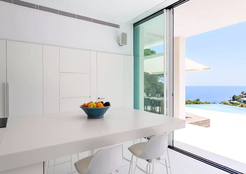 Stylish Villa With Infinity Pool
