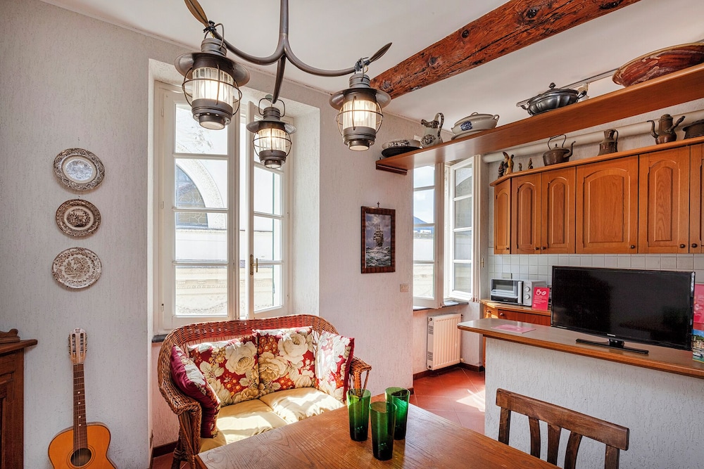 Seaview Apartment near the Castle