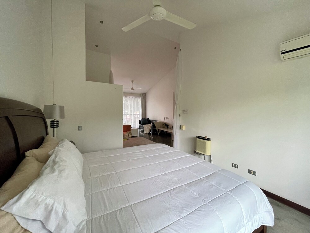 Beautiful Spacious Loft 2 Bedrooms 2 Full Baths 2 car Garage in Downtown