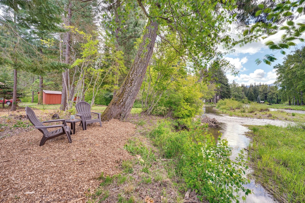 Deck & Fire Pit: Yakima River Retreat in Cle Elum