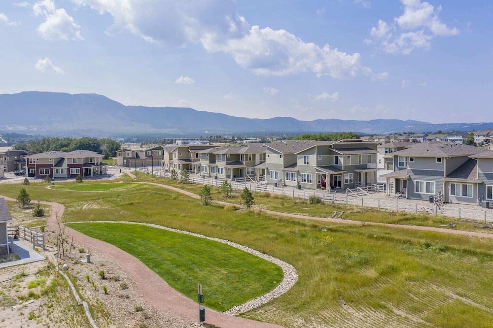 3BD Modern Home Close to Usafa view 3