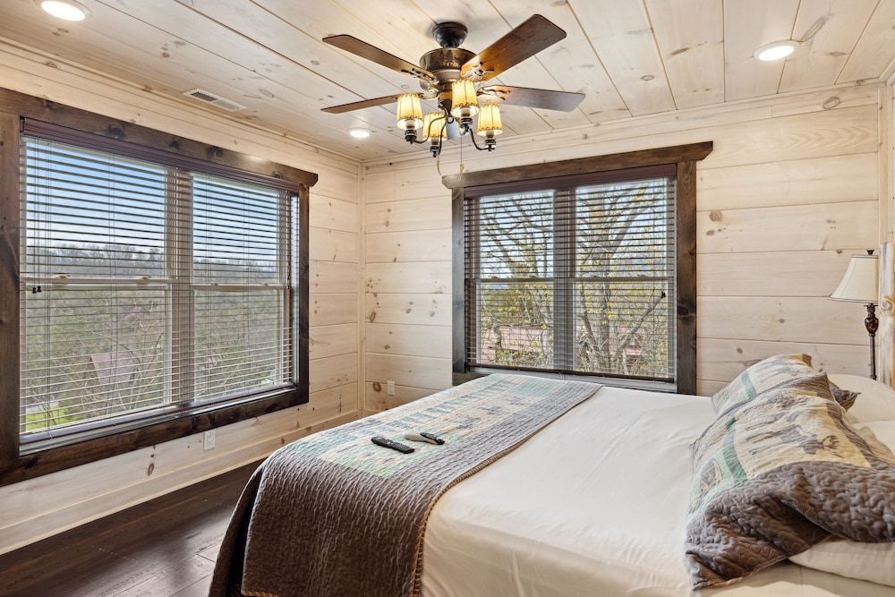 Smoky Mountain Chalet 3 Bedroom Home by RedAwning view 2