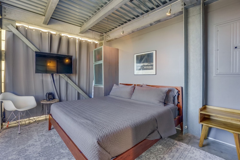 Modern Penthouse in Venice Beach-the Steel Rose-