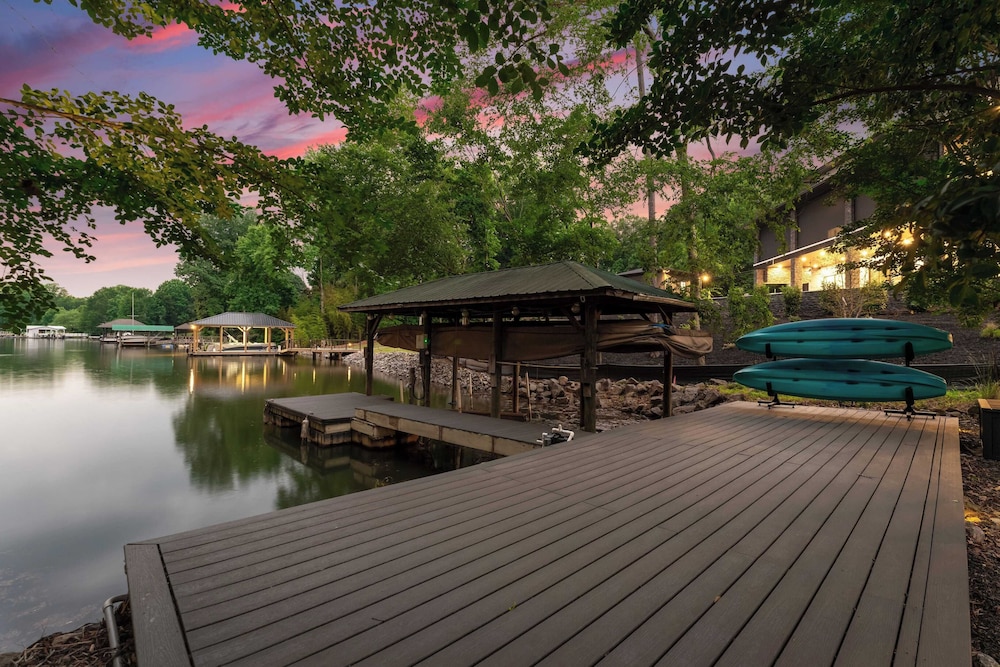 Cove's End by Avantstay Dock, Game Room, Fire Pit & Forest Views