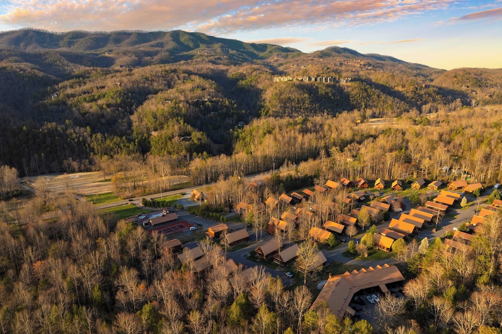 Hot Tub + Foosball Access to Pool, Tennis, Gym Chill'n in the Smokies