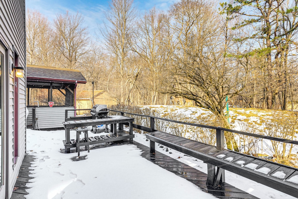 Hot Tub & Game Room: Long Pond Getaway!