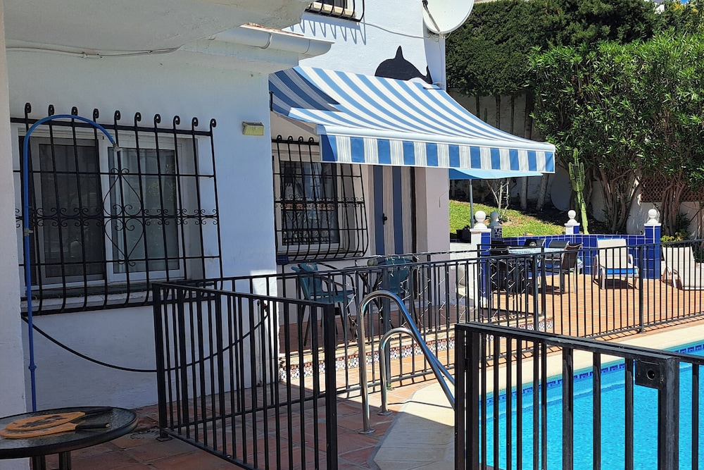 2 Bed Villa - Sleeps 5 - Private Pool & Garden