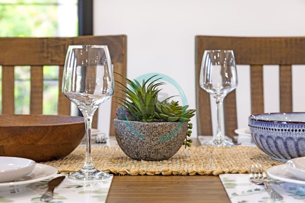 Urbanretreat Modern Outdoor Dining Backyard