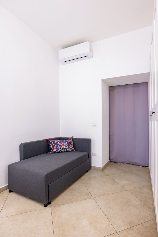 Chiaia Boutique Flat on Pedestrian Area by Napoliapartments
